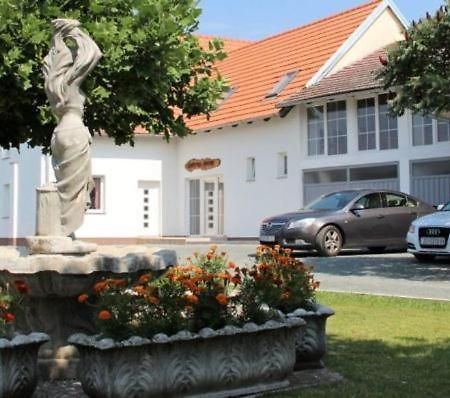 Lonjski Dvori Кутина Экстерьер фото